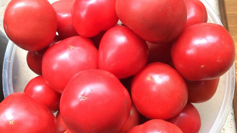 了不起的小番茄+番茄鸡蛋饺子,<a style='color:red;display:inline-block;' href='/shicai/ 59'>番茄</a>洗净备用