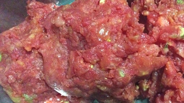 了不起的小番茄+番茄鸡蛋饺子,用刀剁碎，在挤出水分，放一会