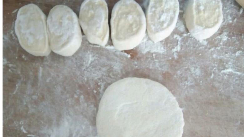 任氏生煎包,发酵好的面包切成等级的剂子，擀成中间厚边缘薄的画皮