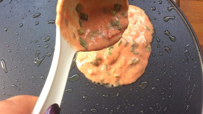 了不起的小番茄+番茄汁韭菜鸡蛋煎饼,舀一勺面糊，用刮子刮开摊成煎饼