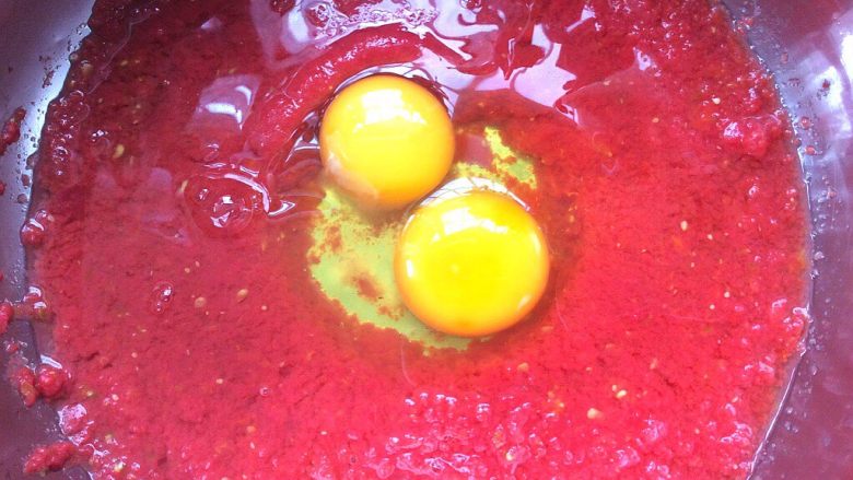 了不起的小番茄+番茄汁韭菜鸡蛋煎饼,鸡蛋打入<a style='color:red;display:inline-block;' href='/shicai/ 726'>番茄汁</a>中