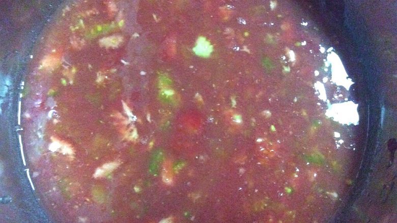了不起的小番茄+番茄汁韭菜鸡蛋煎饼,这是挤出的汁子，用漏勺过滤一下流出稠的