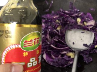 紫甘蓝炒蛋,加入酱油一匙翻炒