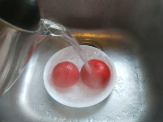 番茄豆腐,番茄中间划十字，放在盘子里用100度开水浇一下。