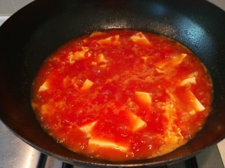 番茄豆腐,搅拌均匀加入2克盐。