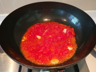 番茄豆腐,放入番茄炒出汁。