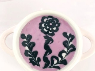 酸奶拉花,在拉出花朵🌺方法和第一种的一样！花杆就是从中间起笔，来回画就可以了！全部画好后，再用紫色酸奶沾取漂亮点在花朵上！