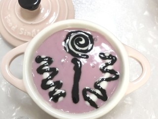 酸奶拉花,黑芝麻酱在刚刚白色酸奶上画出如图形状