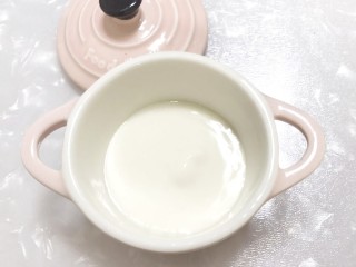 酸奶拉花,白色酸奶铺在底层