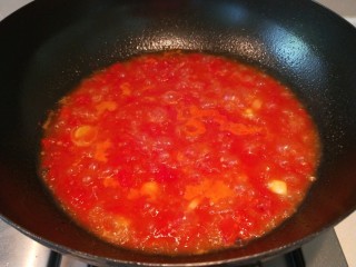 番茄豆腐,加入适量开水煮番茄浓稠。
