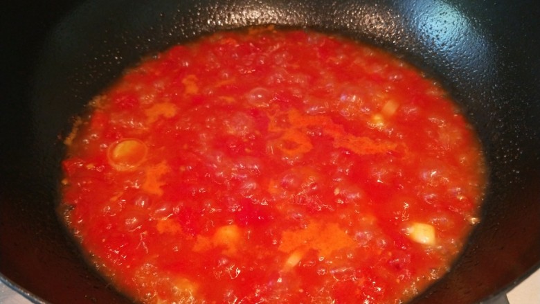 番茄豆腐,加入适量开水煮番茄浓稠。