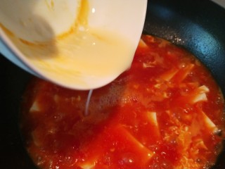 番茄豆腐,把汁倒入番茄搅拌均匀即可。