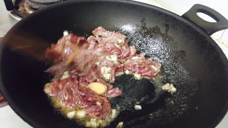 彩椒牛肉,热锅，加入牛肉迅速滑一下