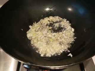 番茄豆腐,锅中放20克花生油烧热放入葱姜蒜末。
