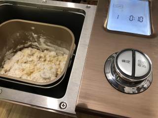 手擀面,先将盐加入面粉搅拌均匀，加入打散的鸡蛋，然后开始慢慢的加水，不要一次加入，因为面粉的吸水量不同，用水量也可能会有差异，所以要分几次加，启动面包机，和面程序，调至10分钟