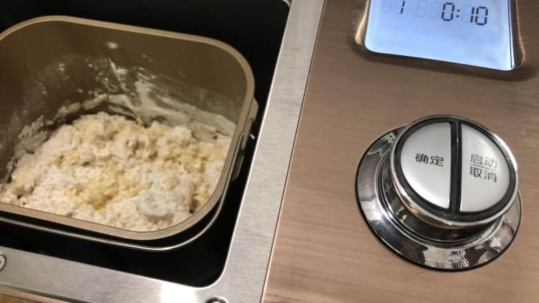 手擀面,先将盐加入面粉搅拌均匀，加入打散的鸡蛋，然后开始慢慢的加水，不要一次加入，因为面粉的吸水量不同，用水量也可能会有差异，所以要分几次加，启动面包机，和面程序，调至10分钟