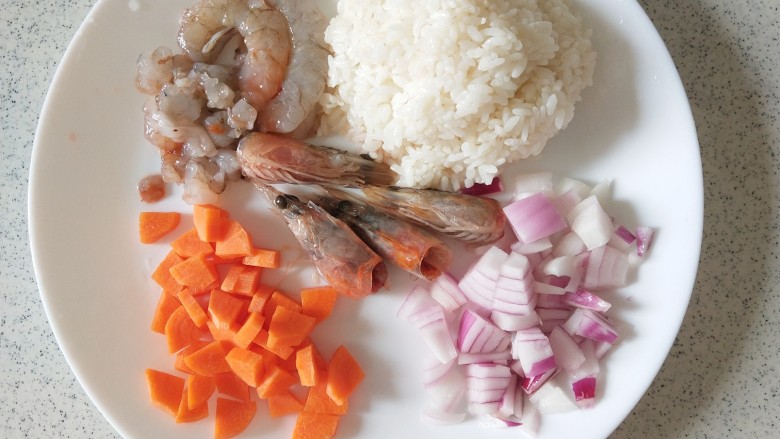 宝宝辅食-虾仁胡萝卜洋葱炒饭1Y+,将胡萝卜切丁，洋葱切丁，米饭虾仁放一边备用