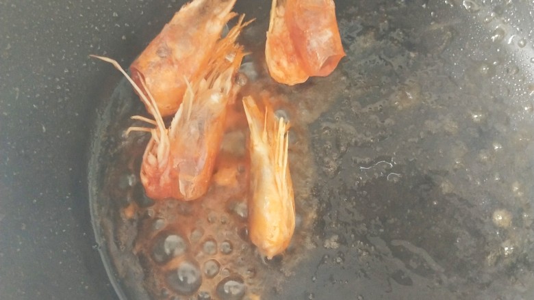 宝宝辅食-虾仁胡萝卜洋葱炒饭1Y+,将虾头放入，爆出虾油