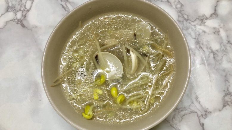 沙白贝豆芽汤,汤装碗就可以喝了，真的很简单又营养。