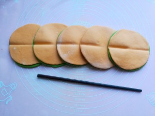 浪漫双色花馒头,用筷子在面饼中间压上一道，这样可以把花瓣沾连在一起。