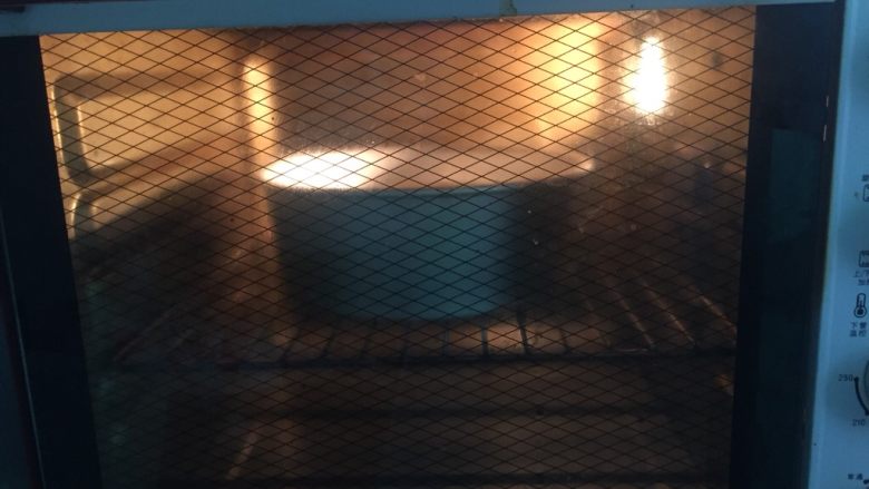 香橙戚风，唇齿留香！,上下火180度40分钟转190度10分钟（根据自身烤箱的温度脾气来调整哈）。