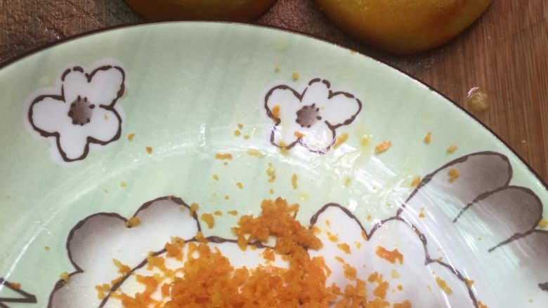 香橙戚风，唇齿留香！,将橙子用盐放水里搓洗干净，切成两半挤压出汁，削出黄色的橙皮屑待用。