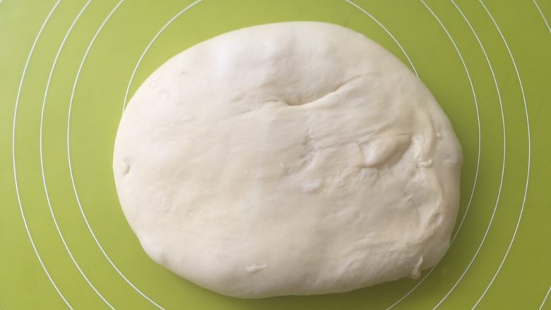 火腿肠面包,将面团取出放在揉面垫上，按压排气