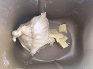 火腿肠面包,加入软化的黄油跟一小撮盐，启动揉面程序将黄油跟面团揉均匀