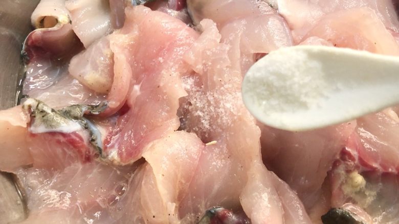 家常酸菜鱼,再放入1g盐，搅拌均匀，腌制10分钟