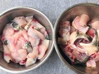 家常酸菜鱼,把鱼洗干净，鱼骨和鱼片分开俩个碗放