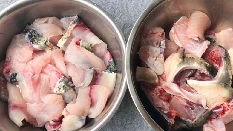 家常酸菜鱼,把鱼洗干净，鱼骨和鱼片分开俩个碗放