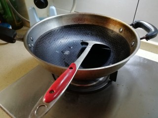 酸辣藕片,开火，把锅里的水烧干