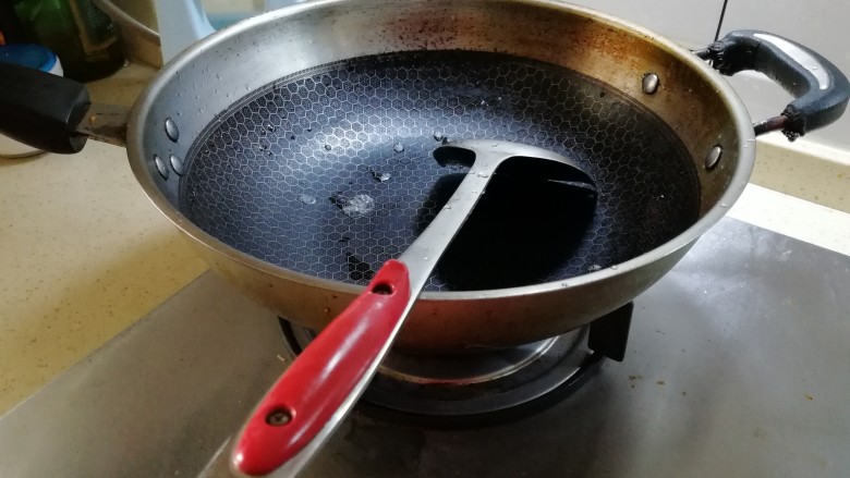 酸辣藕片,开火，把锅里的水烧干