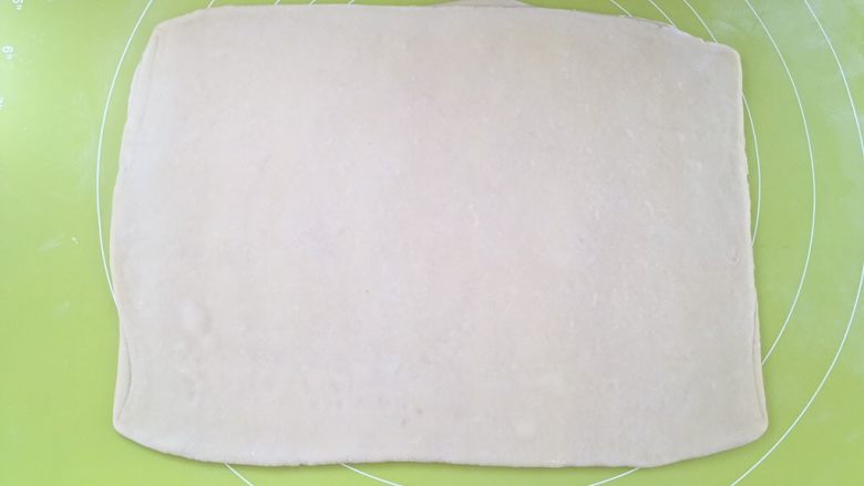 起酥小面包,撒点干粉，将冷藏好的面片擀成长方形，厚度约为0.3厘米左右
