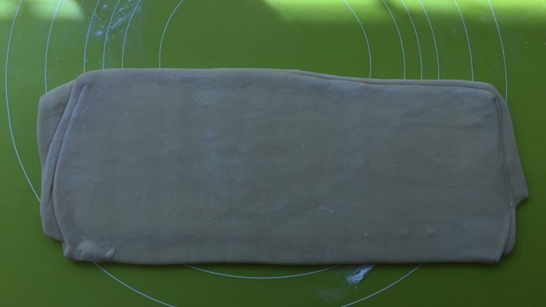 起酥小面包,折好的面片再次擀成长条，长度是之前的三分之二