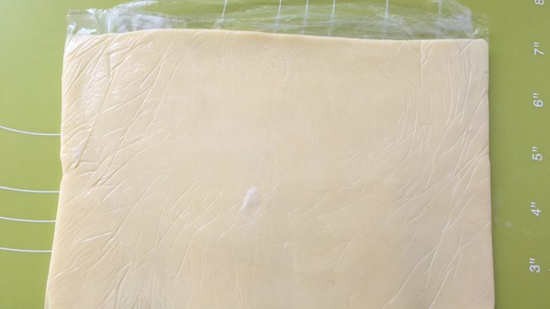 起酥小面包,之后对折保鲜袋，用擀面杖将黄油擀均匀，入冰箱冻硬