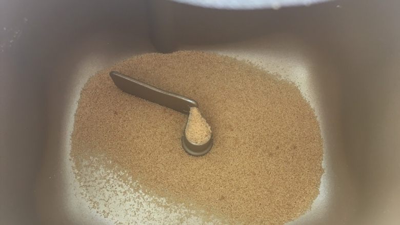 起酥小面包,黄糖粉容易结块，先过筛15克颗粒比较小的到面包桶内