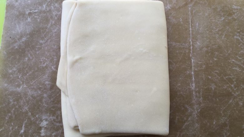 起酥小面包,包裹上油布，再套上保鲜膜入冰箱冷藏20分钟