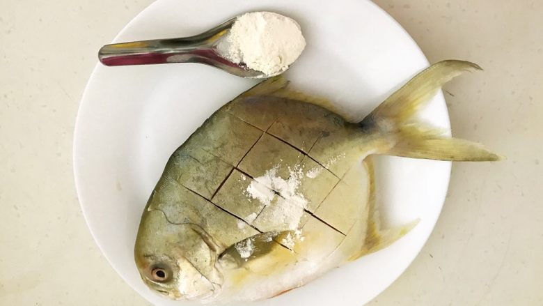 美味金昌鱼   酱香金鲳鱼,取一勺普通面粉