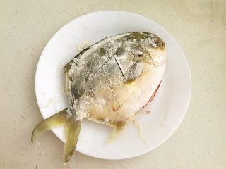 美味金昌鱼   酱香金鲳鱼,在鱼身上均匀的涂抹一层薄薄的面粉