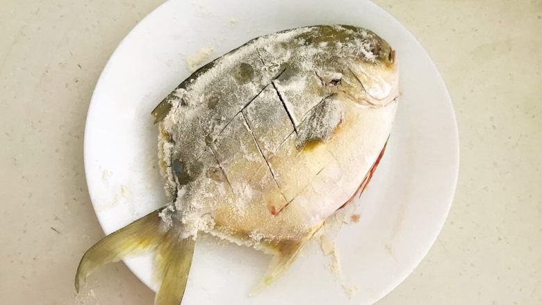 美味金昌鱼   酱香金鲳鱼,在鱼身上均匀的涂抹一层薄薄的面粉