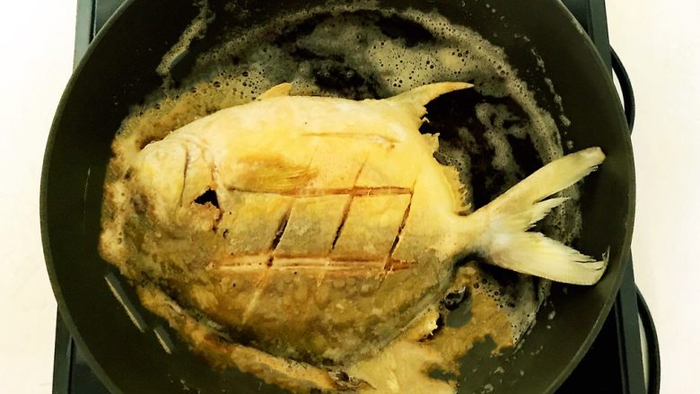 美味金昌鱼   酱香金鲳鱼,煎制两面金黄