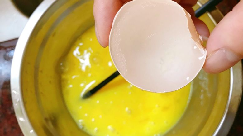 肉末蒸蛋,把蛋壳洗一下，用来装水，加入5个鸡蛋壳的水量。