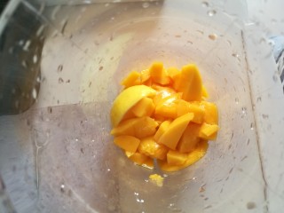 柠香煎鳕鱼,洗干净的柠檬用半个和一个芒果用料理机打碎