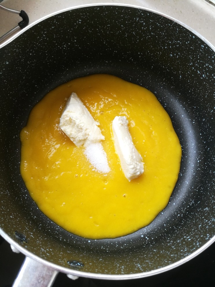 柠香煎鳕鱼,打成糊的柠檬芒果汁加入奶酪小火开始熬