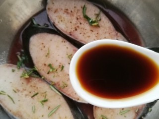 柠香煎鳕鱼,鳕鱼洗干净，放入料酒生抽，切碎的迷迭香（1根）和黑胡椒碎腌制30分钟。