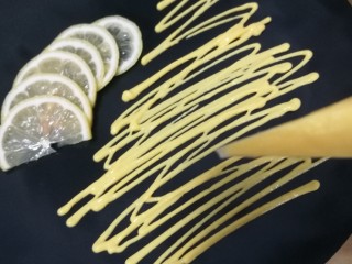 柠香煎鳕鱼,把剩下的半个柠檬摆盘装饰，用裱花袋挤上柠檬芒果汁铺底。