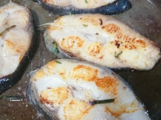 柠香煎鳕鱼,腌制好的鳕鱼中火煎至两面金黄即可。