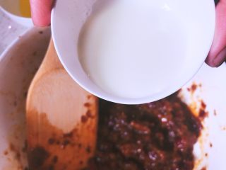 甜滋滋枣糕,加入牛奶，搅拌