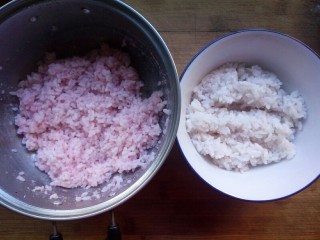 樱花寿司,将拌好的米饭分为两份，其中一份加入适量的火龙果粉或樱花粉拌匀。